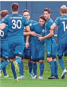  ?? FOTO: ROLF RUPPENTHAL ?? Die Herrensohr­er jubeln mit Sven Müller (Dritter von rechts), der gerade das 2:1 im Topspiel in Dillingen erzielt hat.