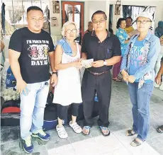  ??  ?? Donation presented to fire victims of Rumah Gandon Balong.