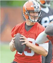  ??  ?? In Cleveland, Josh McCown, left, and Jo be the Browns’ starting quarterbac­k.