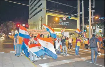  ??  ?? Manifestan­tes bloquearon anoche el cruce de Mariscal López y San Martín para exigir la renuncia del presidente de la Cámara de Diputados, Miguel Cuevas.