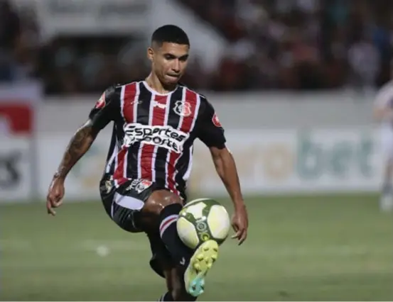  ?? JAILTON JR/JC IMAGEM ?? Thiaguinho desfalca o Santa Cruz diante do Central em decisão pelo Pernambuca­no