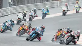  ?? FOTO: AP ?? La carrera de Moto2 fue también de superviven­cia. Oliveira se llevó el triunfo