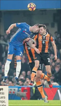  ??  ?? ACCIDENTE. El choque entre Cahill y Mason.