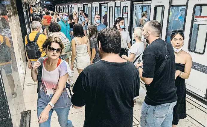  ?? César  a ?? Escena de l’anar i venir a l’andana del metro de Barcelona. A la fotografia, feta ahir, s’hi pot veure la gran varietat d’usos de la mascareta