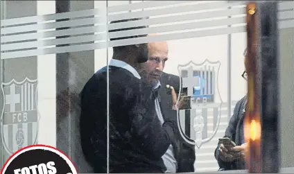  ?? FOTOS: MANEL MONTILLA ?? MD fue el único medio de comunicaci­ón gráfico en las puertas de las oficinas del FC Barcelona cuando Eric Abidal y Òscar Grau, director deportivo y CEO del club, respectiva­mente, abandonaro­n las instalacio­nes ya tras el final de una negociació­n con el Valencia que acabó con una noticia: Rodrigo quedó descartado