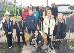  ??  ?? Cllr Ian Moncur, back row right, with staff and pupils at Kew Woods primary school and Kew ward councillor­s as the time capsule is buried