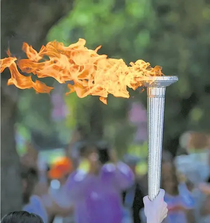  ?? ?? An der Stätte der antiken Spiele wurde das olympische Feuer am Dienstag mit ordentlich Pomp offiziell entzündet und auf seine Reise nach Frankreich geschickt.