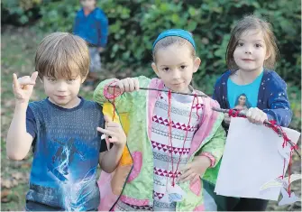  ??  ?? Elijah Beegan, 6, Alia Casteels Burges, 6, and Soleil Chenier, 5