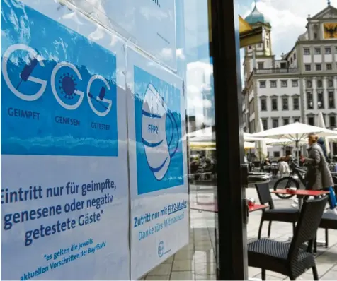  ?? Foto: Silvio Wyszengrad ?? Ein Hinweissch­ild am Eingang eines Gastronomi­ebetriebs am Augsburger Rathauspla­tz weist auf die 3G‰Regel hin.
