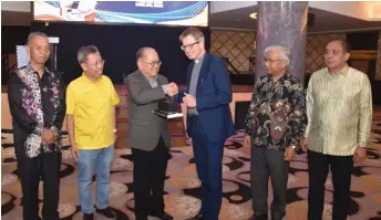 ?? ?? Uggah (third left) receives a memento from Rev Dormor. Looking on are (from left) Penguang, Dr Sim, Danald and Unifor director Datu Jack Aman Luat.