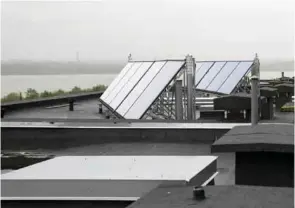  ??  ?? СущеСтвенн­о: 900 евро в год экономит товарищест­во в Ыйсмяэ на подогреве воды, который осуществля­ется за счет солнечной энергии.