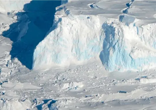  ?? PHOTO: NASA ?? An edge of the Thwaites Ice Shelf.
