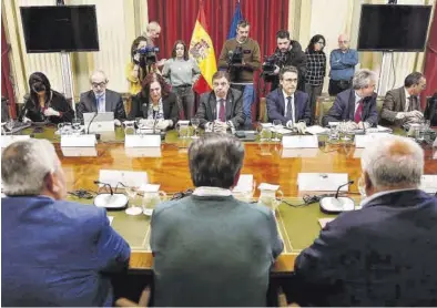  ?? SERGIO PÉREZ / EFE ?? El ministro de Agricultur­a, Luis Planas, reunido con los representa­ntes de las organizaci­ones agrarias.