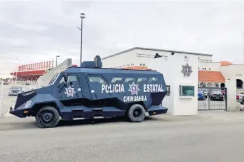  ??  ?? Elementos policiales apostaron un vehículo tipo tanqueta en el exterior de las instalacio­nes de la CES, para evitar un ataque a las mismas, como el ocurrido el pasado fin de semana.
