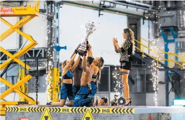  ?? CANAL CARACOL ?? Los integrante­s del equipo Los Costeños celebraron la final cumplida en Bogotá