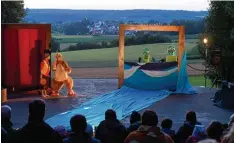  ?? Foto: Marcus Merk ?? Magisch dieser Theaterabe­nd des Eukitea mit dem Drachen Barzun auf der Waldbüh  ne in Diedorf Anhausen.