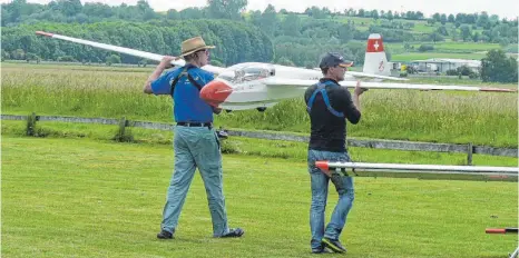  ?? FOTO: PRIVAT ?? Piloten aus dem gesamten Bundesgebi­et präsentier­en in Ertingen ihre Modellflug­zeuge.