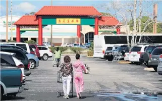  ?? RICARDO RAMIREZ BUXEDA/STAFF PHOTOGRAPH­ER ?? The new Chinatown shopping center along Colonial Drive in West Orlando is growing quickly, fueled by a booming Chinese population. New businesses there include bakeries, restaurant­s, grocers and a bank.