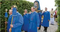  ??  ?? Mariä Himmelfahr­t ist das Hauptfest der Blauen Bruderscha­ft der Wallfahrts­kirche Maria Birnbaum. Die Mitglieder tragen die Muttergott­es bei der Prozession.