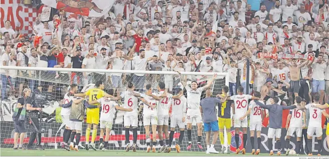  ?? FOTOS: ANTONIO PIZARRO ?? Los futbolista­s del Sevilla saltan junto con los aficionado­s del Ramón Sánchez-Pizjuán al término del partido ante el Manchester United.