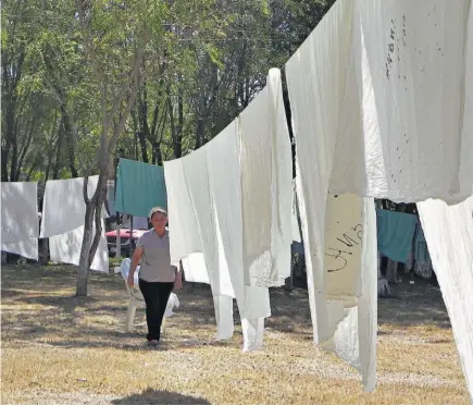  ??  ?? MANUAL. MIENTRAS NO LLEGUEN LAS NUEVAS CALDERAS, LA ROPA DE LOS PACIENTES SEGUIRÁ SIENDO SECADA AL SOL POR EL PERSONAL DE LAVANDERÍA.