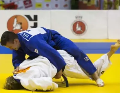  ?? FOTO BELGA ?? Dirk Van Tichelt (blauw) versloeg in de finale van het BK judo in de categorie -73kg Jeroen Casse met ippon.