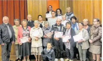  ??  ?? Les lauréats du concours des maisons fleuries entourés des élus et des membres du jury.