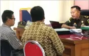  ?? BOY SLAMET/JAWA POS ?? BERLANJUT HARI INI: Kasipidsus Kejari Sidoarjo Adi Harsanto (kanan) memeriksa tersangka kasus DP3 Lukman Saleh (kiri) kemarin.