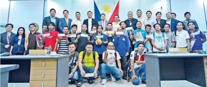  ?? SUNSTAR FOTO / AMPER CAMPAÑA ?? ASSISTANCE. Holding their checks, the 20 OFWs pose with Capitol officials led by Gov. Hilario Davide III (seventh from right) and Vice Gov. Agnes Magpale (sixth from left) after the turnover ceremony.