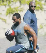  ?? Eduardo Contreras San Diego Union-Tribune ?? THE CHARGERS’ Andre Williams works out under the watchful eye of coach Anthony Lynn.