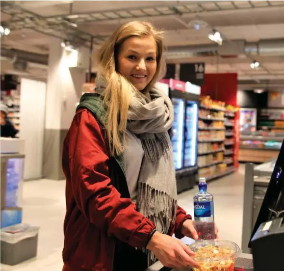  ?? FOTO: GEIR CHRISTIAN JOHANNESSE­N ?? Helene Nilsen kjente ikke til det nye systemet ved de selvbetjen­te kassene, men synes det var genialt.