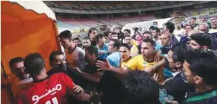  ??  ?? IRNA Persepolis defender Seyyed Jalal Hosseini (red) and Sepahan center-back Ezzatollah Pourqaz (yellow) are involved in a row after a Persian Gulf Pro League match in Isfahan, Iran, on May 9, 2021.