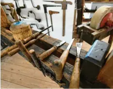  ??  ?? Historisch­e Werkzeuge wurden oft von den Handwerker­n nach ihren Bedürfniss­en selbst gefertigt.