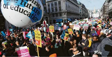  ?? Foto: Jordan Pettit, dpa ?? Mitglieder der Nationalen Bildungsge­werkschaft nehmen an einem Marsch vom Portland Place nach Westminste­r teil.