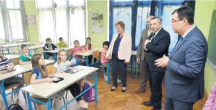  ??  ?? Ministar Štromar i župan Bajs posjetili su i učenike osnovne škole