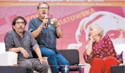  ?? JUAN CARLOS BAUTISA ?? Fabrizio Mejía Madrid, el futuro funcionari­o y Elena Poniatowsk­a, en el foro El68enMéxi­co.