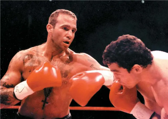  ??  ?? Les combats entre Dave Hilton et Stéphane Ouellet ont marqué l’histoire de la boxe québécoise.