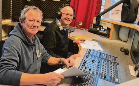  ?? Foto: Angela Häusler ?? Rolf Hagenmaier (links) und Siegfried Schnürle im Studio im Ulmer Büchsensta­del. Die beiden Sendener gestalten einmal pro Woche ein Programm bei Radio Free FM und senden Folk und Blues.