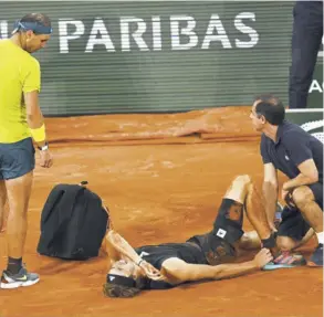  ?? AFP ?? Alexander Zverev estaba jugando un gran tenis, por momentos mejor que Nadal, cuando se torció el tobillo al final del segundo set.