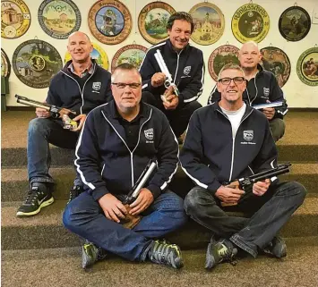  ?? Foto: Dirk Munker ?? Ulrich Kranz, Helmut Weichart, Hermann Illgen (hinten von links), Dirk Munker und Philipp Mößmer haben sich den Meistertit­el in der Bayernliga gesichert. Jetzt geht es um den Aufstieg in die 2. Bundesliga.