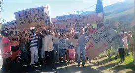  ??  ?? UNITED: Suurbraak residents again protested against the Swellendam municipali­ty over their service delivery complaints, marching to the municipali­ty’s offices yesterday.