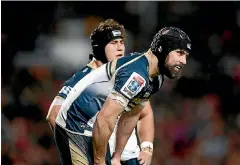 ?? ANTHONY AU-YEUNG/ GETTY IMAGES ?? Downcast Brumbies veteran Scott Fardy looks on during the loss to the Chiefs, which represente­d the 25th defeat in 25 games by Australian teams against New Zealand rivals in 2017.