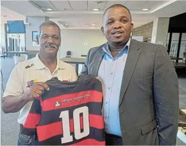  ?? Picture: GEORGE BYRON ?? PROUD HERITAGE: Deputy mayor Thsonono Buyeye, right, and EP coach Peter de Villiers unveil the new Elephants jersey