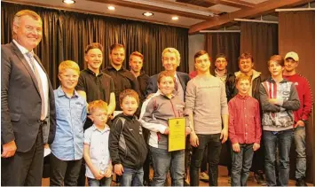  ??  ?? Strahlende Gesichter beim „Sport Award“im Wörishofer Guggerhaus. Kinder und Jugendmann­schaften des Eislaufver­eins Bad Wörishofen nahmen den Preis von Bürgermeis­ter Paul Gruschka (links) und Stifter Hans Kania (Mitte) entgegen.