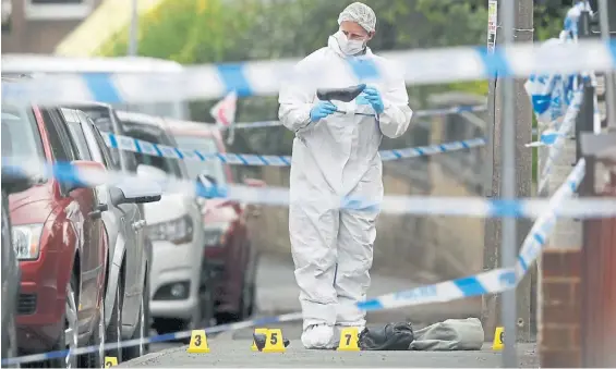  ?? REUTERS ?? La escena. En plena calle, un perito forense recoge pruebas del crimen de la diputada Jo Cox, ultimada cerca de la ciudad de Leeds.
