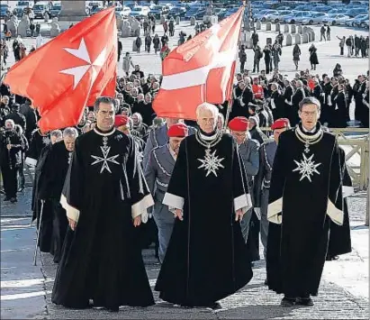  ?? GREGORIO BORGIA / AP ?? Sobirans i solidaris. L’orde de Malta, institució sobirana, fundada fa 900 anys i dedicada a la tasca humanitàri­a, ho va celebrar ahir amb una missa a la basílica de Sant Pere