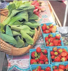  ?? MEDIANEWS GROUP FILE PHOTO ?? Fresh produce is sold during an outdoor farmersmar­ket in Pottstown.