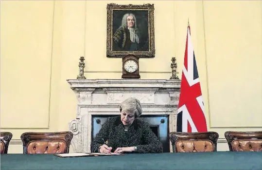  ?? CHRISTOPHE­R FURLONG / GETTY ?? Una rúbrica histórica. Con solemnidad y una estudiada escenograf­ía, la primera ministra británica, Theresa May, firmó ayer la carta dirigida al Consejo Europeo en la que invoca el artículo 50 del tratado de Lisboa para dar inicio al Brexit