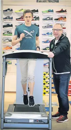  ?? RP-FOTO: RM- ?? Im Hildener Laufladen Bunert hilft das Band bei der Suche nach dem passenden Schuh. Inhaber Michael Dohr (rechts) und Torsten Graw zeigen es.