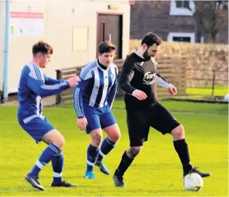  ??  ?? Targetr man Doune’s Alan Inglis holds off two Callander defenders